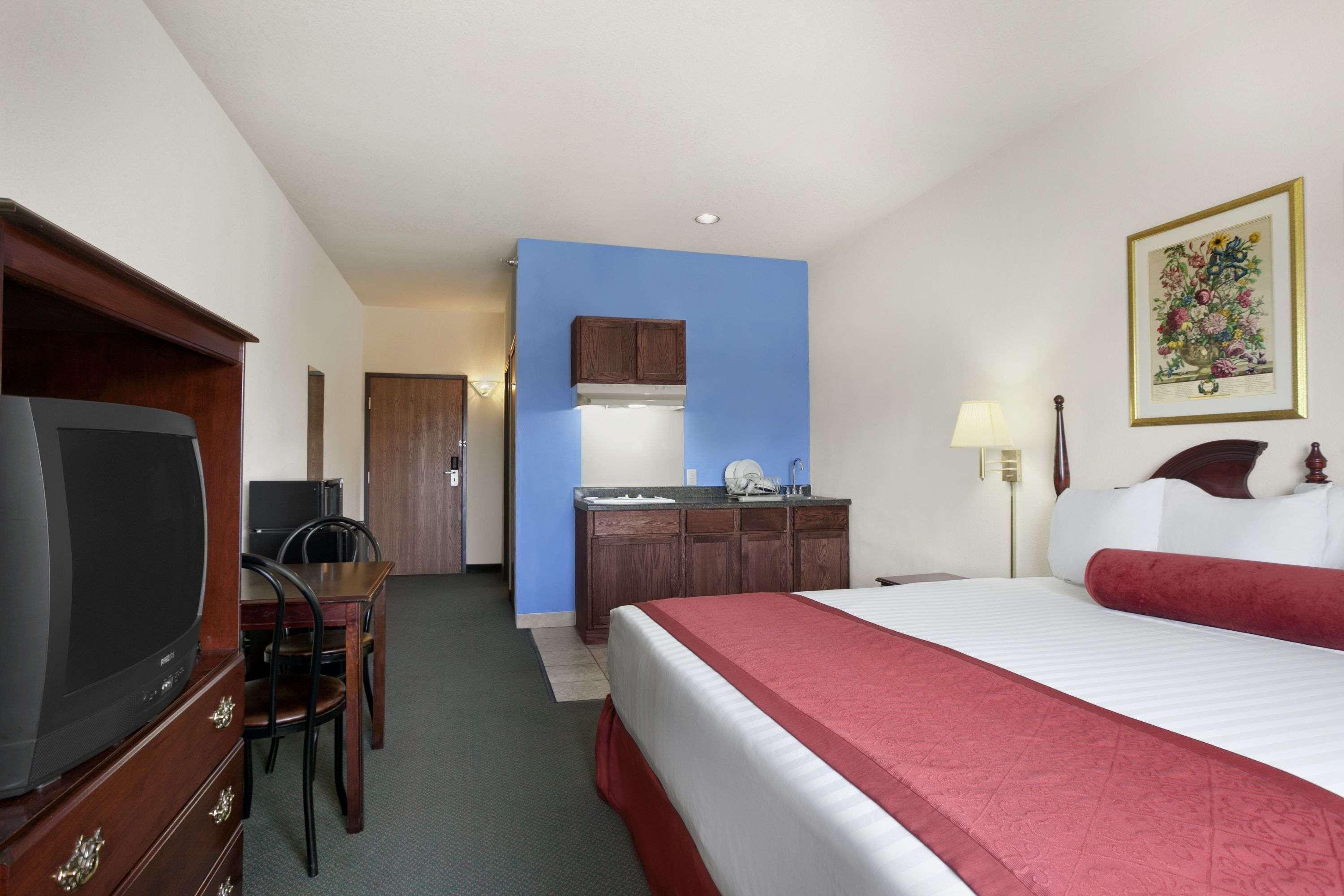 Days Inn & Suites By Wyndham Romeoville Eksteriør billede
