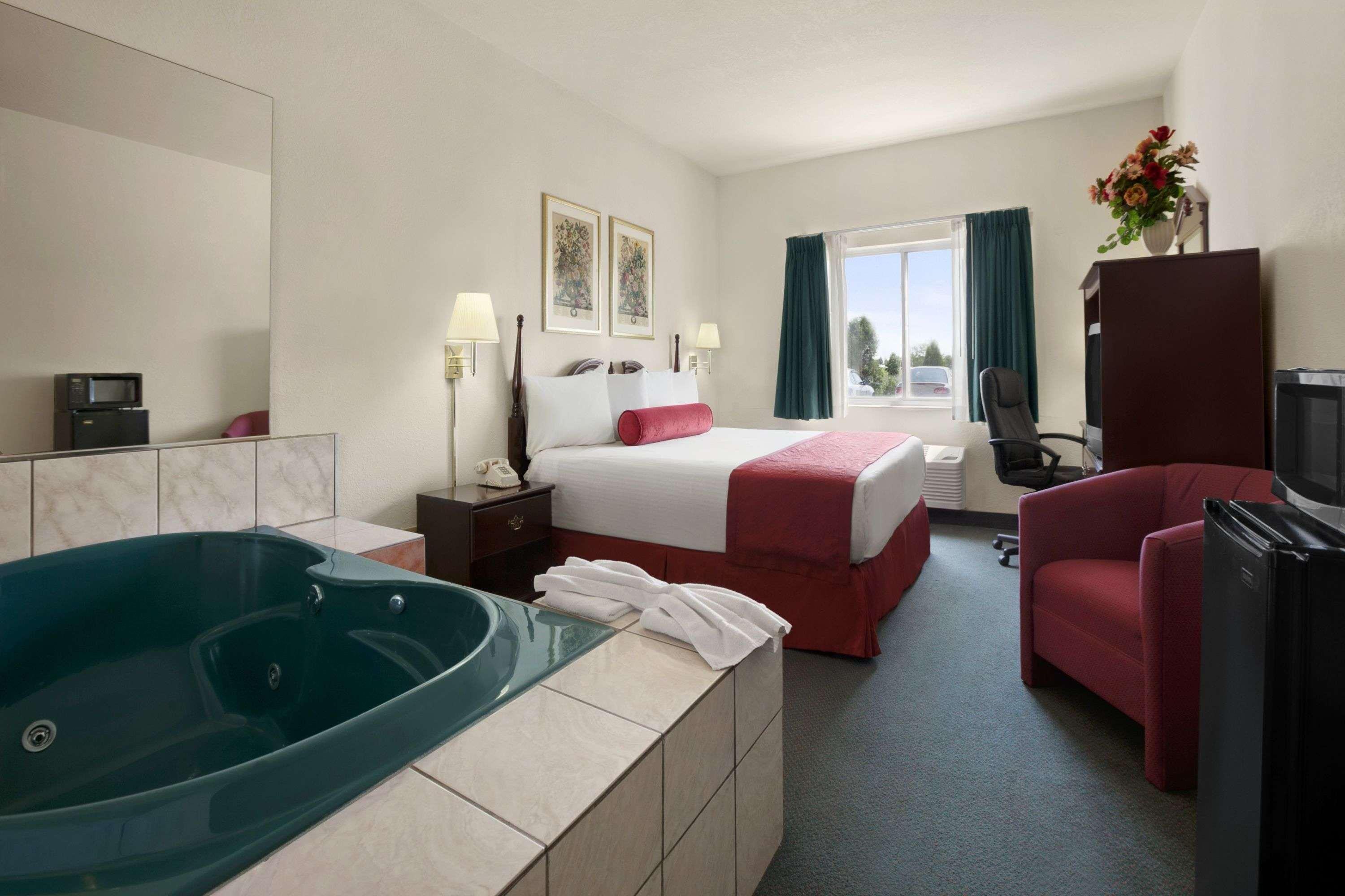 Days Inn & Suites By Wyndham Romeoville Eksteriør billede