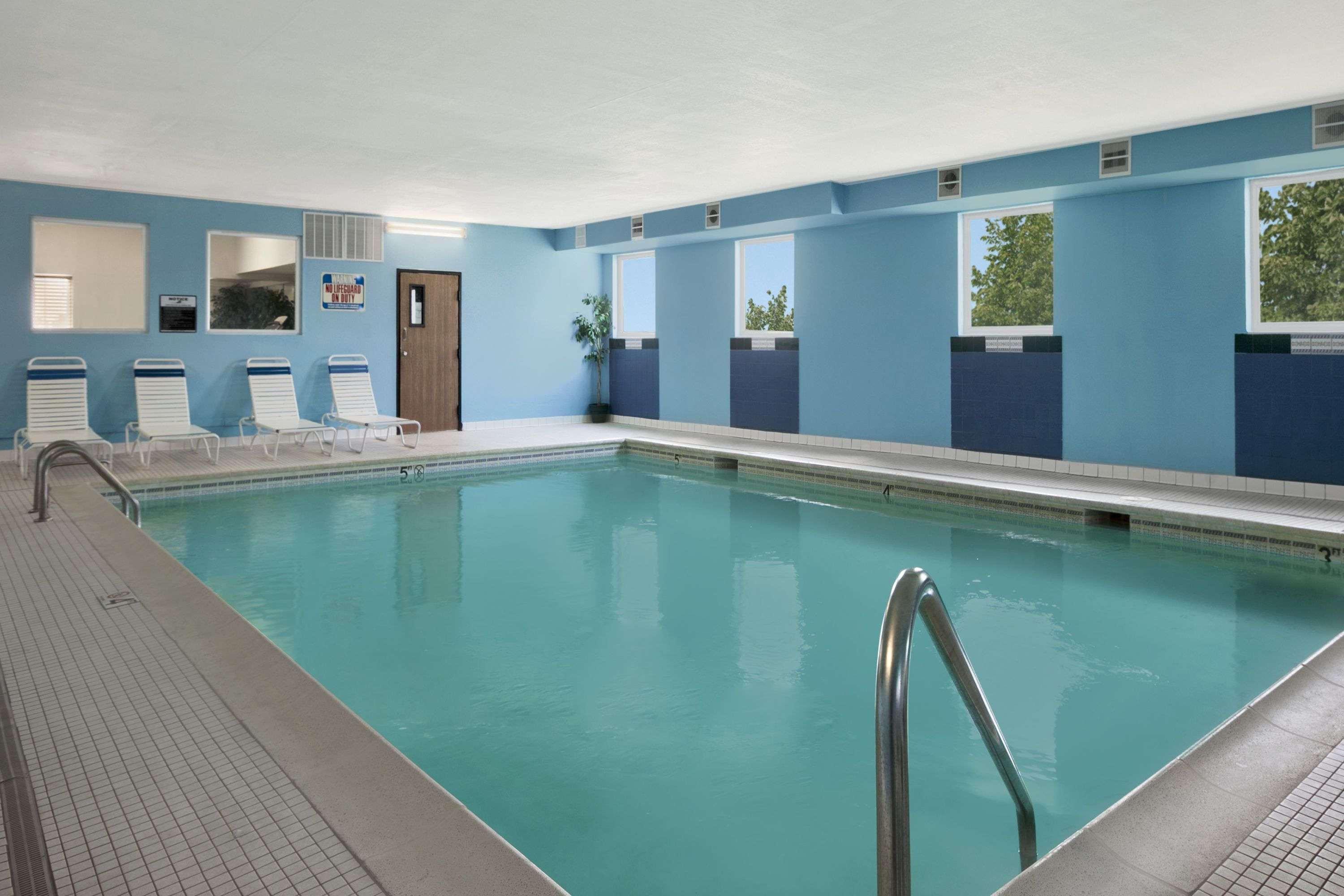 Days Inn & Suites By Wyndham Romeoville Eksteriør billede