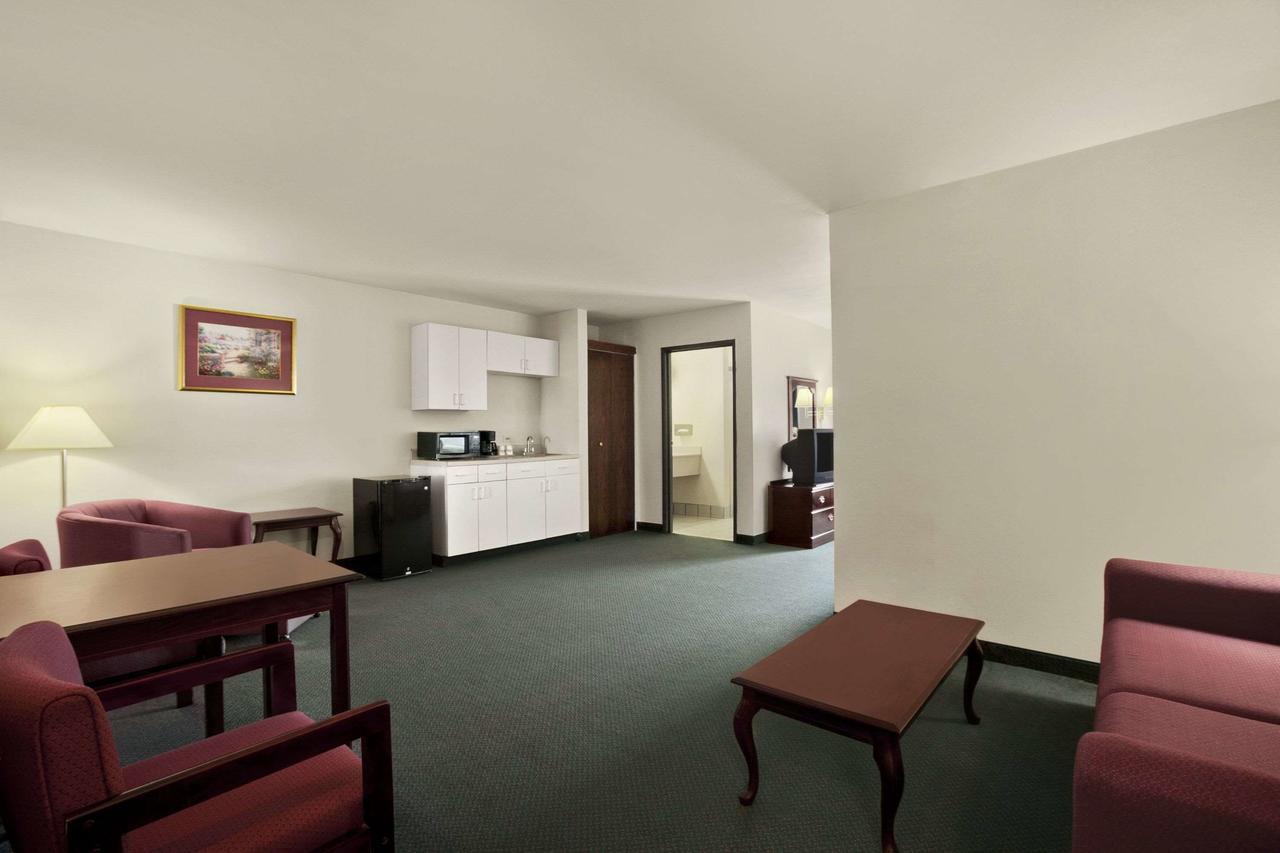 Days Inn & Suites By Wyndham Romeoville Eksteriør billede